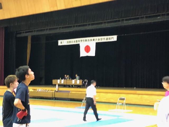 第７１回西日本医科学生総合体育大会 空手 道競技に審判員として参加しました。