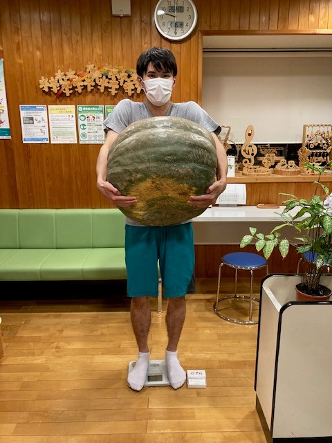  ジャンボかぼちゃ 　重さを当てましょう。！ご参加ありがとうございました。