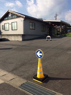 駐車場の出入りにご注意ください