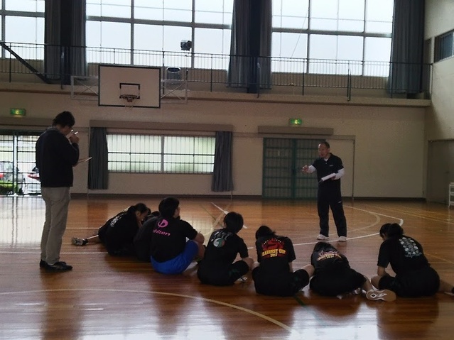 １０月２２日　中学生女子 バレーボール 部のエクササイズ指導を行いました。